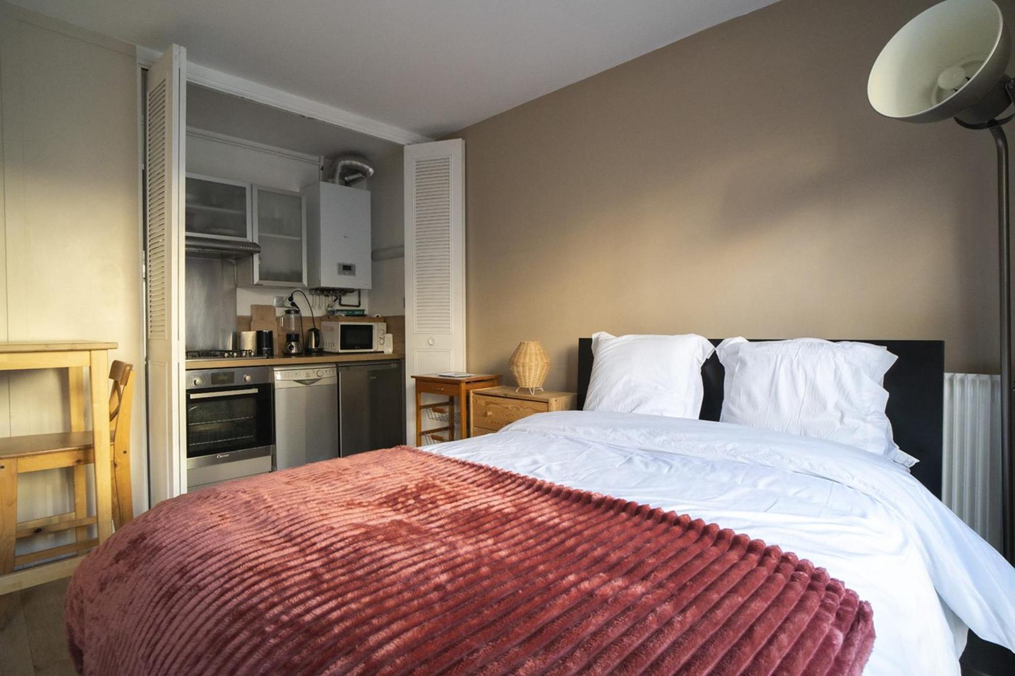 Glamour With Balcony In 14th Appartement Parijs